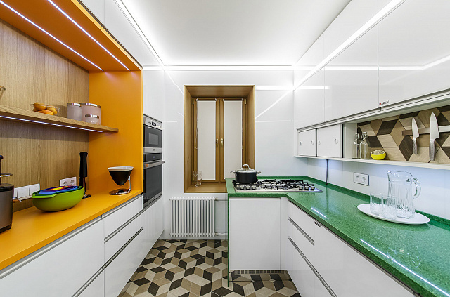 Двухрядная кухня с глянцевыми фасадами